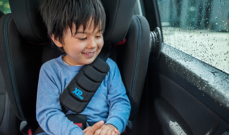 dziecko w foteliku z xppad