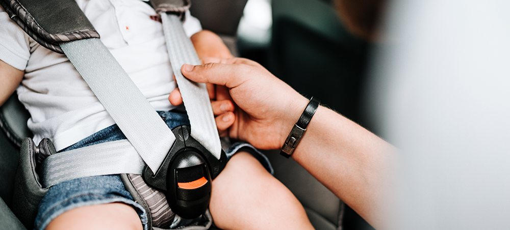 Pas samochodowy powinien przylegać do ciała, a nie do odzieży